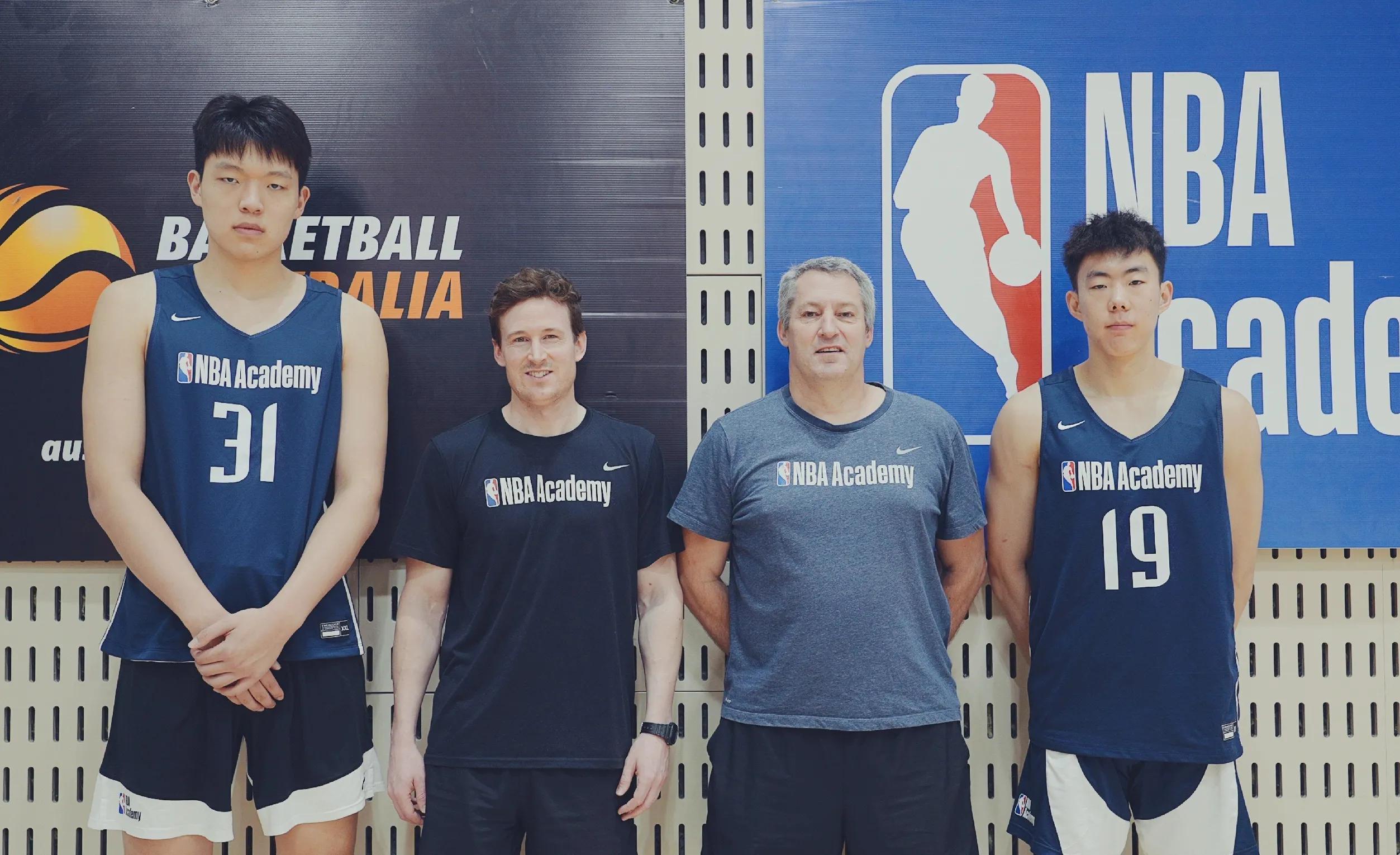 开云在线-冲刺阶段深圳男篮备战NBA季后赛，队长鼓劲细节曝光，媒体盛赞，医务组通报恢复的简单介绍