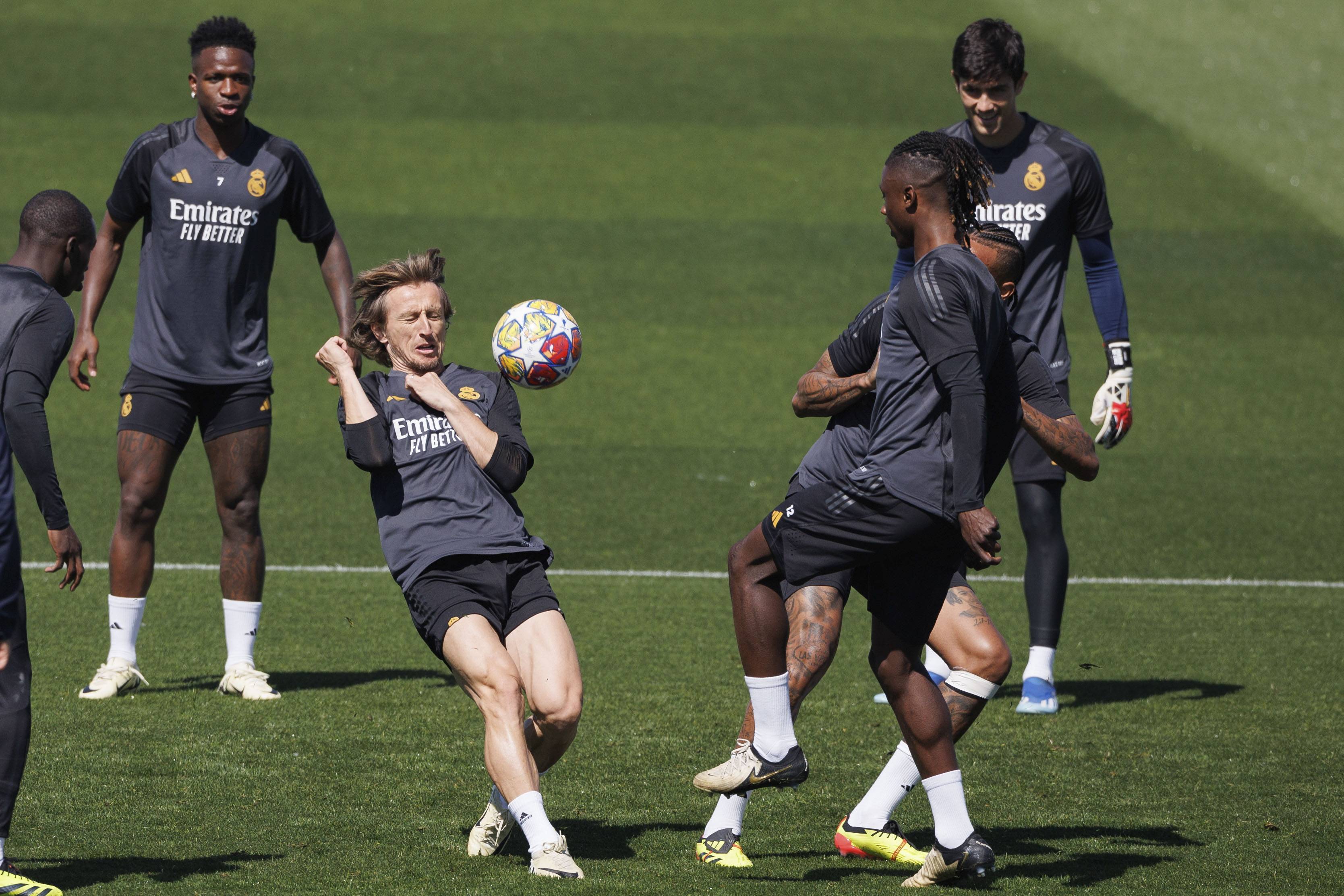 重磅！成都蓉城篮板制胜备战荷甲尼斯外线爆发备战欧冠，洛杉矶湖人回应争议备战英超(曼联追逐阿根廷国门马丁内斯)